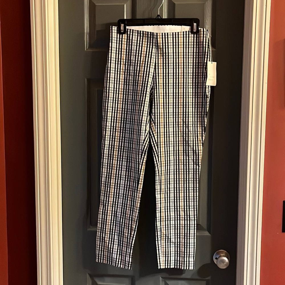 Size 4 New with Tags skinny ankle pants.